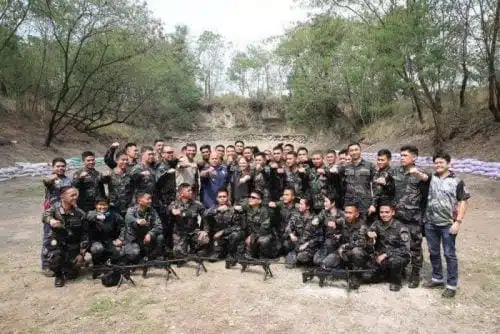 נציגי חברת תעשיות נשק לישראל עם משטרת הפיליפינים